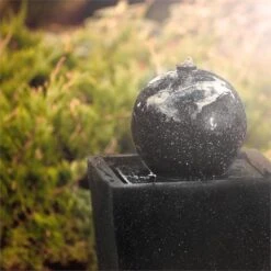 Königsbrunn Springbrunnen Solar 200 L/h LED Akku Basaltoptik 8 Königsbrunn Springbrunnen Solar 200 L/h LED Akku Basaltoptik -Garten Store 10029040 yy 0003 ambient Blumfeldt Koenigsbrunn Solar Springbrunnen LED