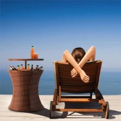 Beerboy Gartentisch Getränkekühler Ø50cm Polyrattan Bicolor Braun 8 Beerboy Gartentisch Getränkekühler Ø50cm Polyrattan Bicolor Braun -Garten Store 10029628 yy 0004 ambient Blumfeldt Beerboy Gartentisch Polyrattan Kuehler