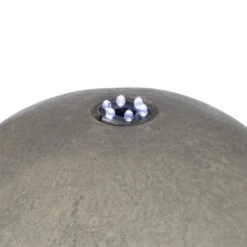 Trafalgar Gartenbrunnen 1,5m LED Fiberglas-Zement 4,5 Kg Ziersteine 9 Trafalgar Gartenbrunnen 1,5m LED Fiberglas-Zement 4,5 Kg Ziersteine -Garten Store 10031620 yy 0004 detail Blumfeldt Trafalgar Zierbrunnen Gartenbrunnen Tuff