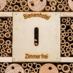 Insektenhotel Mit Spitzdach Aufhängung Ganzjährig Bewohnbar Holz -Garten Store 10038022 yy 0005 logo